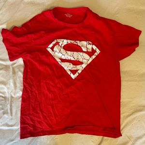 Superman Doomsday cracked logo graphic tee